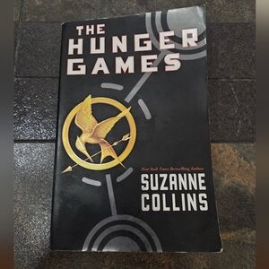 🍍The Hunger Games Book- Paperback